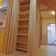 洗面室には収納を２箇所設けました。