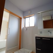 洗面脱衣室は高い位置まで汚れをふき取りやすいパネルを貼っています。