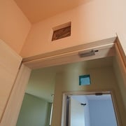 壁にはガラスブロックが埋め込まれています。