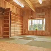 リビングから1段上がったもうひとつの居間。