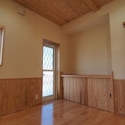 玄関ホールには飾り棚と洗濯物干し場に出られるドアがあります。