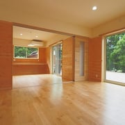 リビングの隣にはダイニングがあり、締め切れるようになっています。