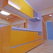 黄色いキッチンが印象的です。