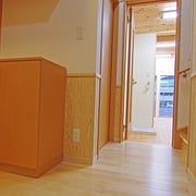 玄関ホールはリビングと店舗の間にあり、動きやすい間取りになっています。