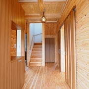 玄関ホールの床板は自社製の杉の床板です。天井のライトは浮き球ライトです。