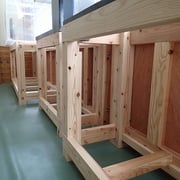 水槽の重量に耐えられるようにボルトで組み込んでおり、柱は90角を使用しています。