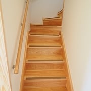 階段は杉板で造っています。
