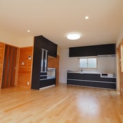 広々としたLDKは床板に樺桜を使い、壁には自社製の杉板を貼っています。