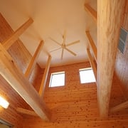 丸太梁は240サイズです。