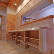 食卓にもなるカウンターの下には可動棚を設置。（カウンターは折りたたみ式）