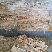 近くで見ると、木がボロボロになっています。