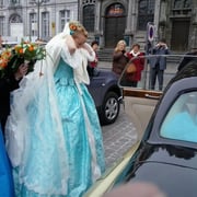 Voile en tulle de soie bordé de la même dentelle chantilly que les manches