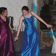 Robe dos-nu en doupion de soie violet et ensemble jupe et bustier en doupion de soie bleu avec accents turquoise foncé