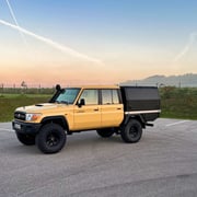 Toyota Land Cruiser als Buschtaxi-Umbau mit robustem Festaufbau, ideal für Geländeeinsätze und Offroad-Abenteuer