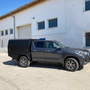 Toyota Hilux Pickup mit Festaufbau nach Ladeflächenumbau, mit geräumigen Seitenklappen für flexible Nutzung