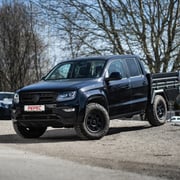 VW Amarok Pickup mit Pritschenumbau, ausgestattet mit klappbaren Bordwänden und seitlichen Stauboxen für vielseitige Einsätze