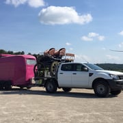 Kutschentransport mit umgebauter Flatbed Ladefläche auf Ford Ranger Pickup