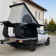 Nissan Pickup Flatbed Camper mit großem Aufstelldach und flexibel gestaltbarem Innenraum für Offroad- und Camping-Abenteuer