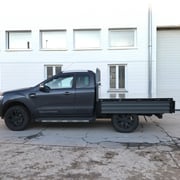 Ford Ranger Pickup mit Ladeflächenumbau und abgeklappten Bordwänden für flexiblen Transport