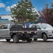 Zwei Dodge Ram 1500 Pickup mit Ladeflächenumbau und klappbaren Bordwänden