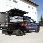 Isuzu D-MAX Ladefläche mit Absetzbox und Innenausbau für Camping mit Clearview Kühlboxauszug, Kühlbox und Euroboxauszügen