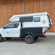 Toyota Hilux mit Wohnkabinen-Träger für Pickup-Wohnkabine auf PEPEC Flatbed