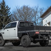 Flachbettpritsche mit Bordwänden, seitlichen Toolboxen, Heckauszug und hohem Frontbügel auf Dodge RAM 2500 Pickuptruck
