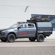 Isuzu D-MAX Pickup mit Flatbed-Umbau, ausgestattet mit Absetzbox und Dachzelt, ideal für Camping im Offroadbereich