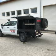 Ford Ranger Doppelkabiner Pickup mit Ladefläche, Absetzbox, seitlichen Toolboxen, Heckauszug und Innenausbau