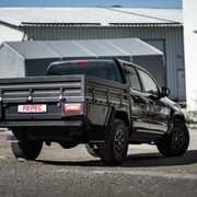 VW Amarok Pickup mit Pritschenumbau, klappbaren Bordwänden, seitlichen Stauboxen und praktischem Heckauszug