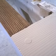 à droite la couche d'apprêt, à gauche dessin du fil du bois 