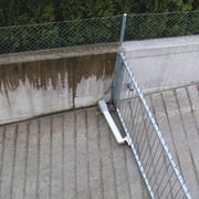 Mauer links ohne, Mauer rechts mit iQcrete protec geschützt.