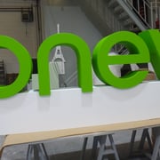 Logo de escenario con base compensación.