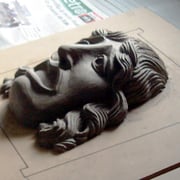 modelado de una máscara romana de teatro