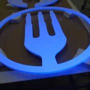 logo catering pintado flourescente para discoteca