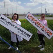 Te fabricamos unos carteles de Texto en PVC para tu negocio. Puedes fotografiarte con ellos para tu página web ...