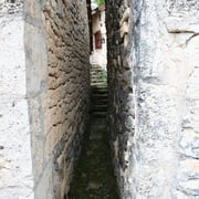 la petite ruelle qui mène au gite de la tuile a loup
