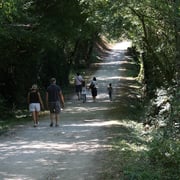 Un chemin d'accès permet aux visiteurs d’accéder au village préféré des Français