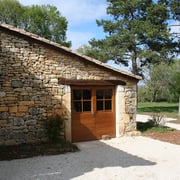 l'entrée de l'auberge, qui propose une cuisine traditionnelle du Quercy dans le Lot (46)