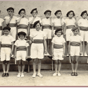 Fête des Écoles du 29 mai 1938 - Les Mirlitons en haut : Paul Lajus - Jean Peyrusaubes - Paul Destandau - André Cazenave - Henri Larrodé - Paul Vergès - Raoul Lafourcade - Renée Bibé - Dédée Larrodé - Odette Dasquet rang en bas : Loulou Paulin - Fernand L