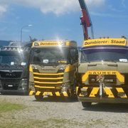 links im Bild: Kundenfahrzeug MAN TGX 18.500 von Baggervermietung Thurgau