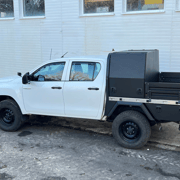 Toyota Hilux Ladefläche mit Basic Box - Modularer Pickup-Umbau für multifunktionalen Einsatz