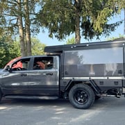 Dodge RAM mit PEPEC Ladefläche und absetzbarem Flatbed Camper ideal für Familien-Camping, Overlanding und Outdoor Abenteuer