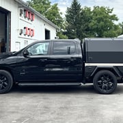 Ladeflächenumbau zu Festaufbau auf Pickup mit seitlichen Toolboxen und Heckauszug auf Dodge RAM 1500
