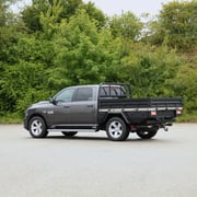 Dodge RAM 1500 Pickup mit Ladeflächenumbau, Bordwänden, seitlichen Toolboxen, Heckauszug und hohem Frontbügel