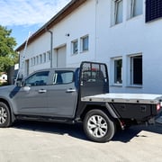 Isuzu D-MAX mit PEPEC Ladefläche ohne Bordwände als Basis für Absetzbox von PEPEC für flexiblen Pickup-Einsatz