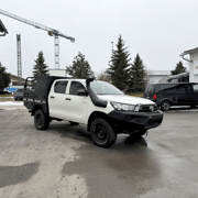 Toyota Hilux Pickup Ladeflächenumbau mit Basic Box und zusätzlichem geschütztem Stauraum für vielseitige Transportaufgaben