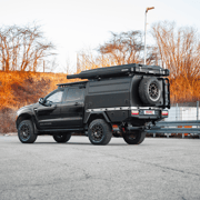 Ford Ranger Pickup mit PEPEC Ladefläche, Absetzbox, Dachzelt, Reserveradträger und Heckleiter für Offroad- und Camping.