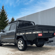 Ladeflächenumbau auf VW Amarok mit hohem Frontbügel, seitlichen Toolboxen, Heckauszug und Dachträger