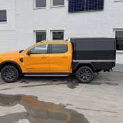 Ford Ranger Doppelkabiner mit Flatbed-Umbau zu Festaufbau, nutzbar für gewerbliche Einsätze